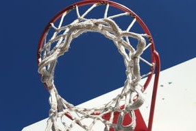 九游娱乐-马刺惨败火箭，文班亚马表现低迷引担忧，马刺队鲍文